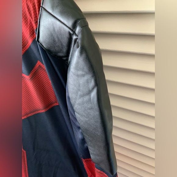 DEADPOOL AND WOLVERINE COSTUME BY SPIRIT HALLOWEEN - Picture 4 of 9